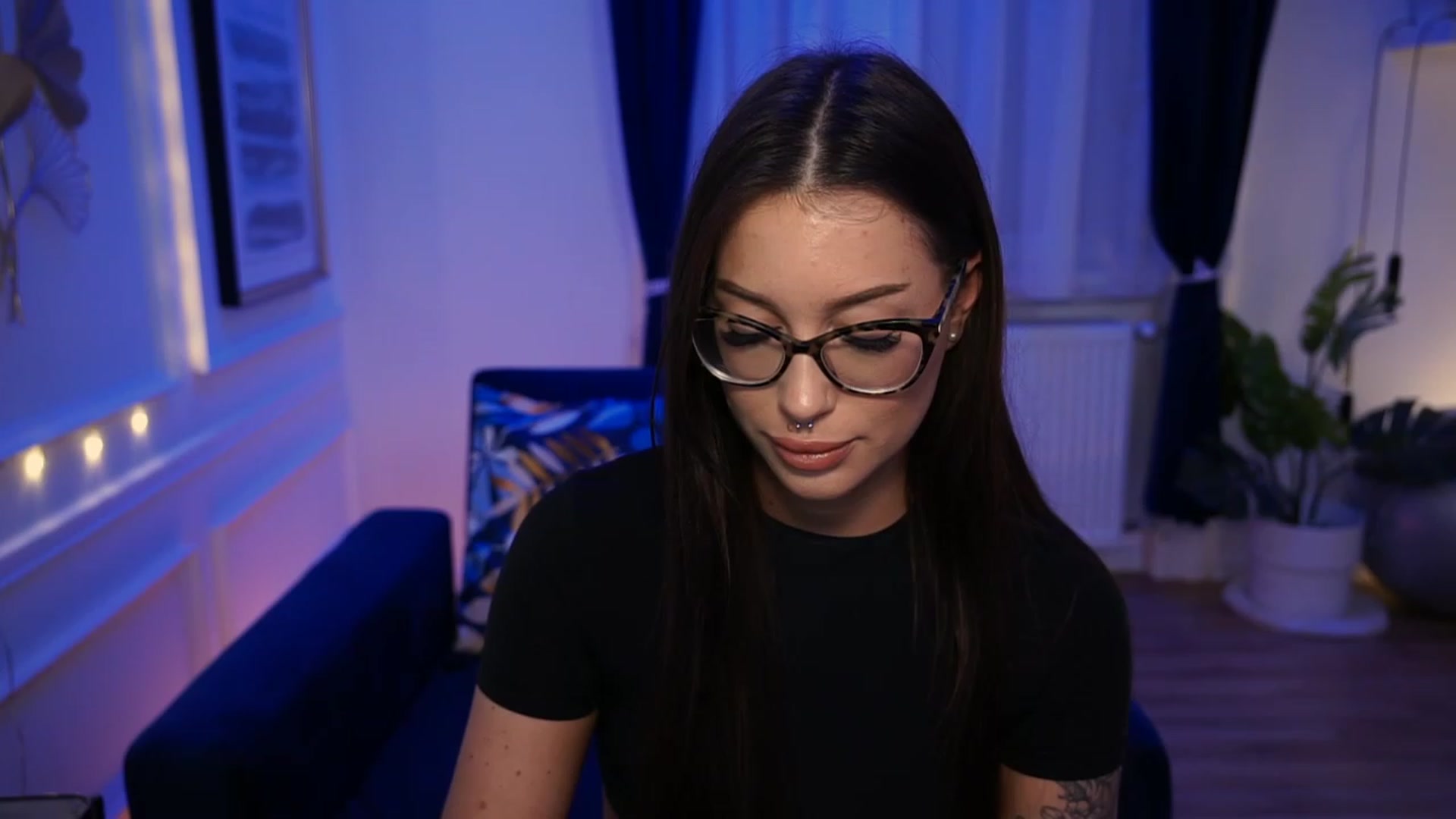 Gallery image thumbnail from blueexstacey's myfreecams stream on, 05/07/2023, 23:09 image 8 of 20