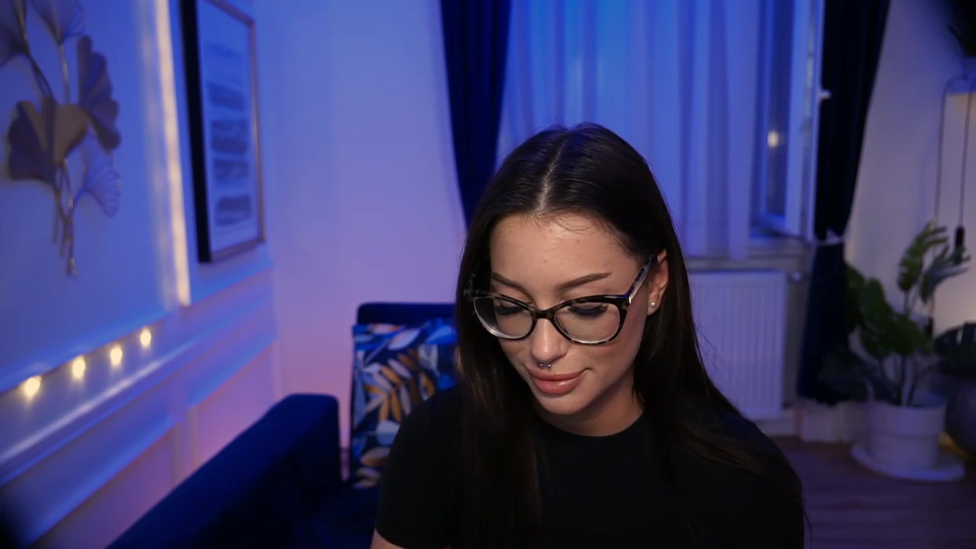 Gallery image thumbnail from blueexstacey's myfreecams stream on, 05/08/2023, 03:00 image 19 of 20