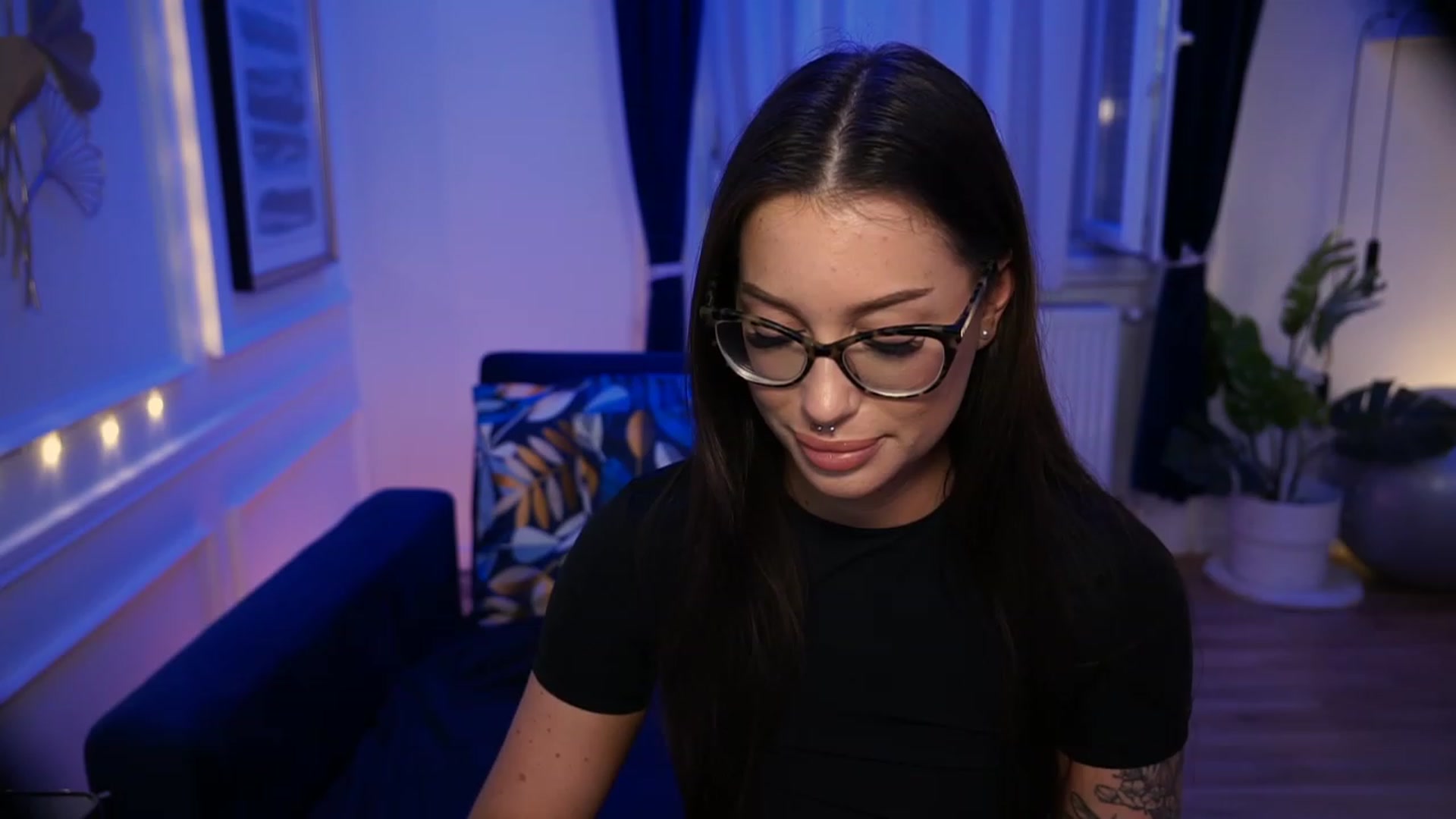 Gallery image thumbnail from blueexstacey's myfreecams stream on, 05/08/2023, 03:00 image 10 of 20