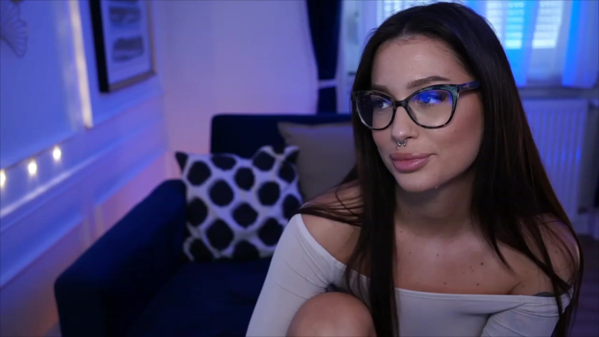 Gallery image thumbnail from blueexstacey's myfreecams stream on, 05/25/2023, 15:53 image 14 of 20