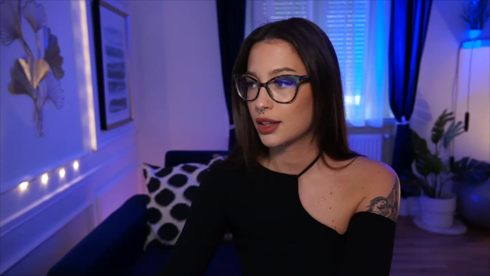 Gallery image thumbnail from blueexstacey's myfreecams stream on, 06/08/2023, 18:36 image 6 of 20