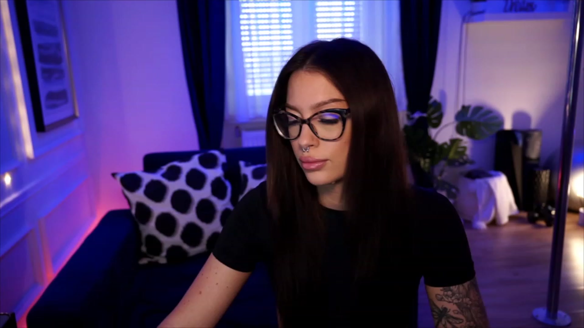 Gallery image thumbnail from blueexstacey's myfreecams stream on, 08/18/2023, 10:38 image 8 of 20