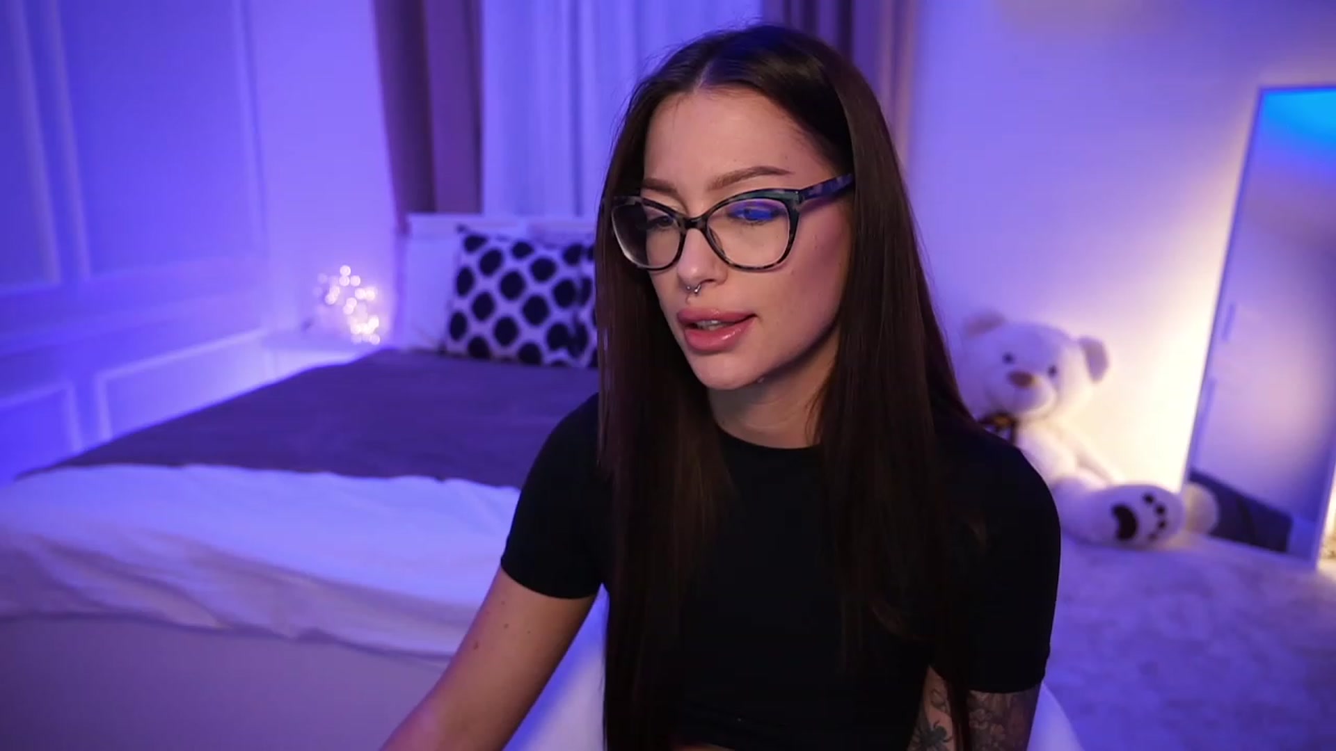 Gallery image thumbnail from blueexstacey's myfreecams stream on, 10/18/2023, 17:32 image 6 of 20
