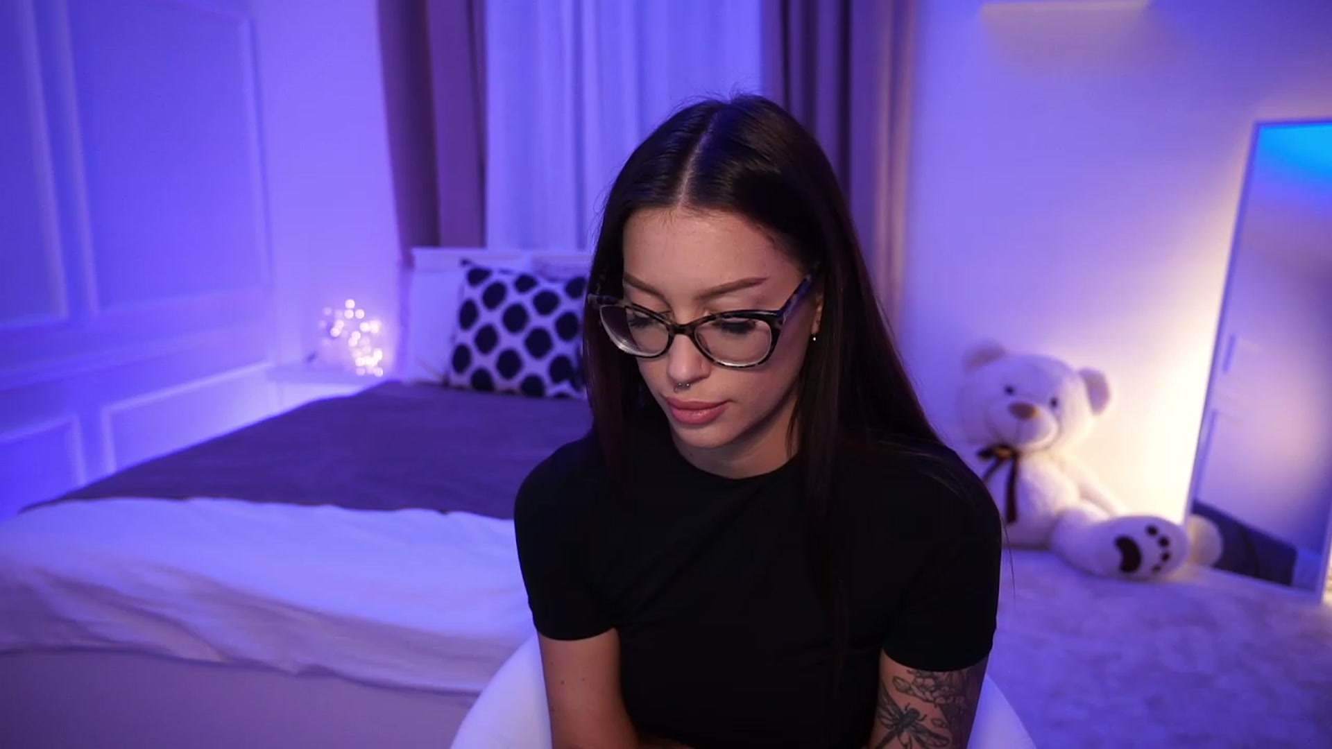 Gallery image thumbnail from blueexstacey's myfreecams stream on, 10/18/2023, 17:32 image 13 of 20