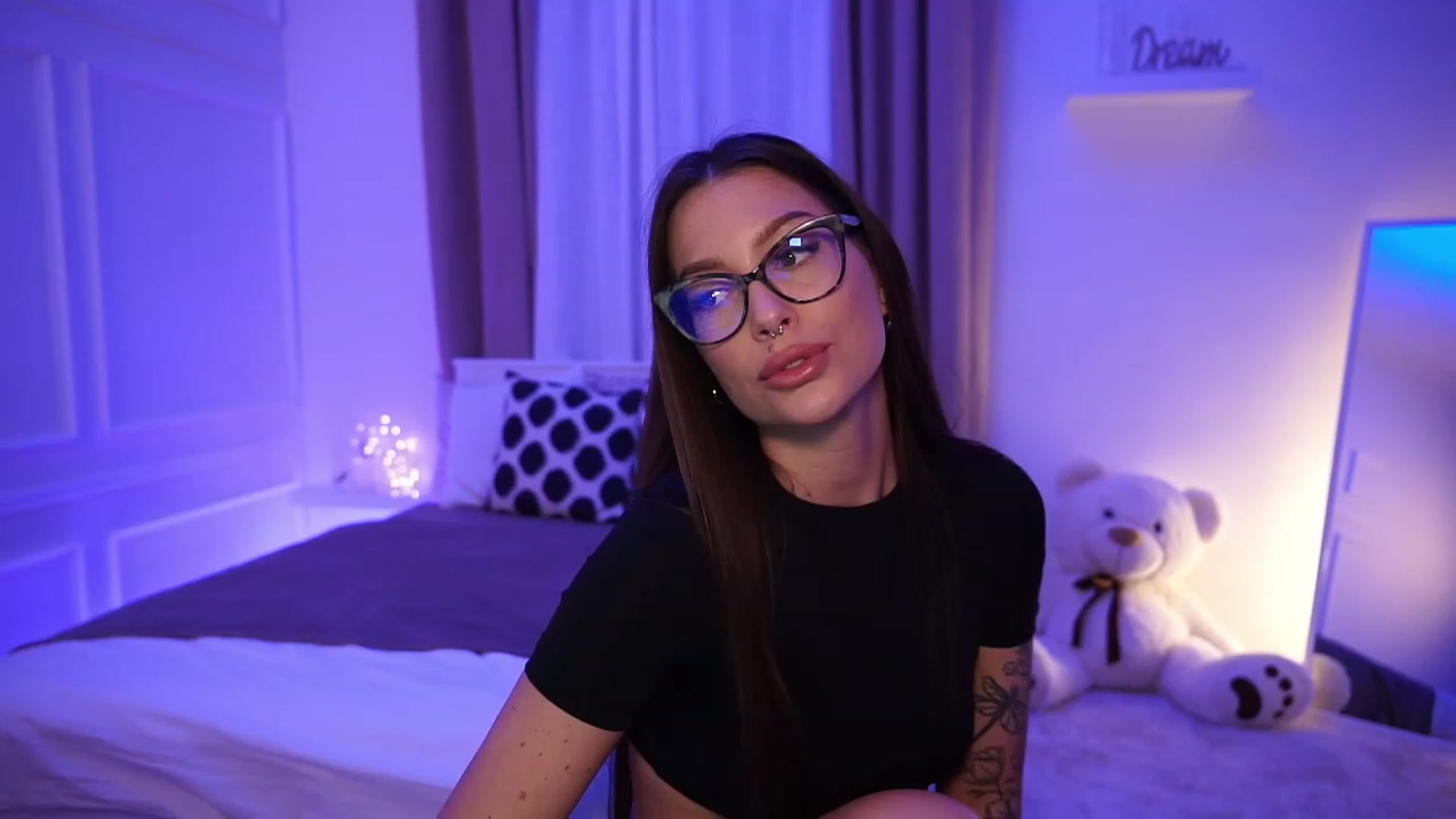Gallery image thumbnail from blueexstacey's myfreecams stream on, 10/18/2023, 17:32 image 14 of 20