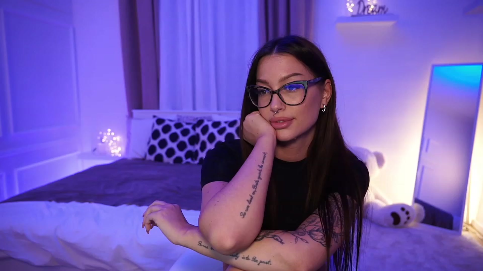 Gallery image thumbnail from blueexstacey's myfreecams stream on, 10/18/2023, 20:10 image 11 of 20
