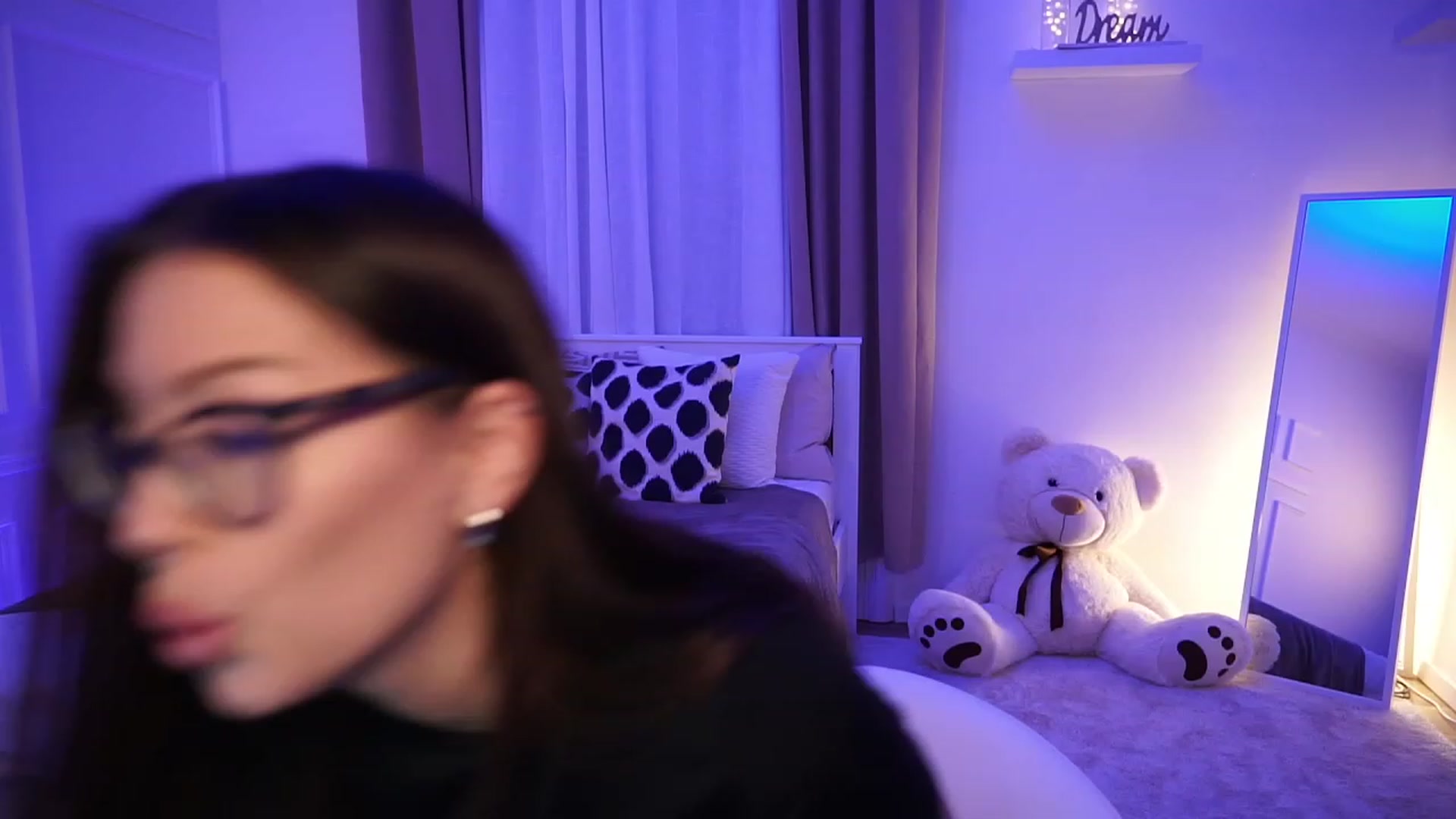 Gallery image thumbnail from blueexstacey's myfreecams stream on, 10/18/2023, 20:10 image 9 of 20