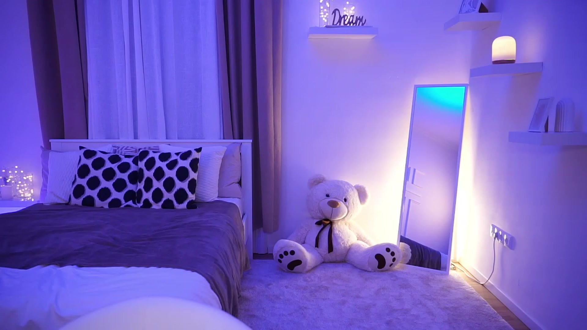 Gallery image thumbnail from blueexstacey's myfreecams stream on, 10/18/2023, 20:10 image 2 of 20