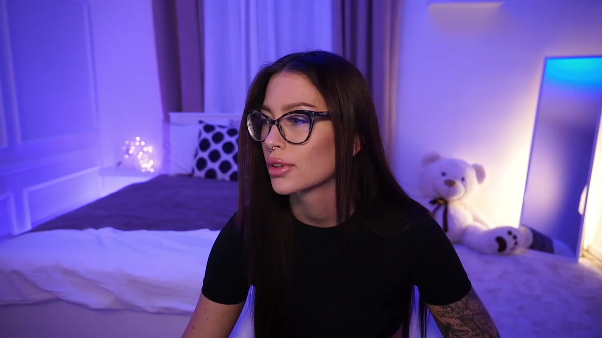 Gallery image thumbnail from blueexstacey's myfreecams stream on, 10/18/2023, 22:01 image 7 of 20