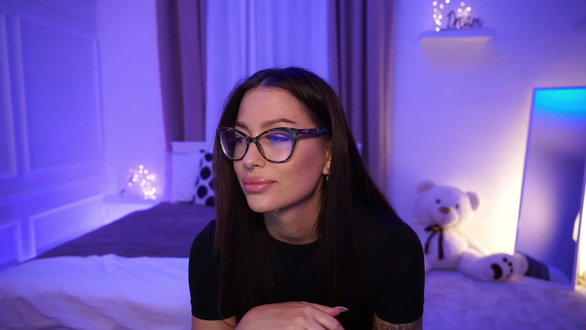 Gallery image thumbnail from blueexstacey's myfreecams stream on, 10/18/2023, 22:01 image 11 of 20
