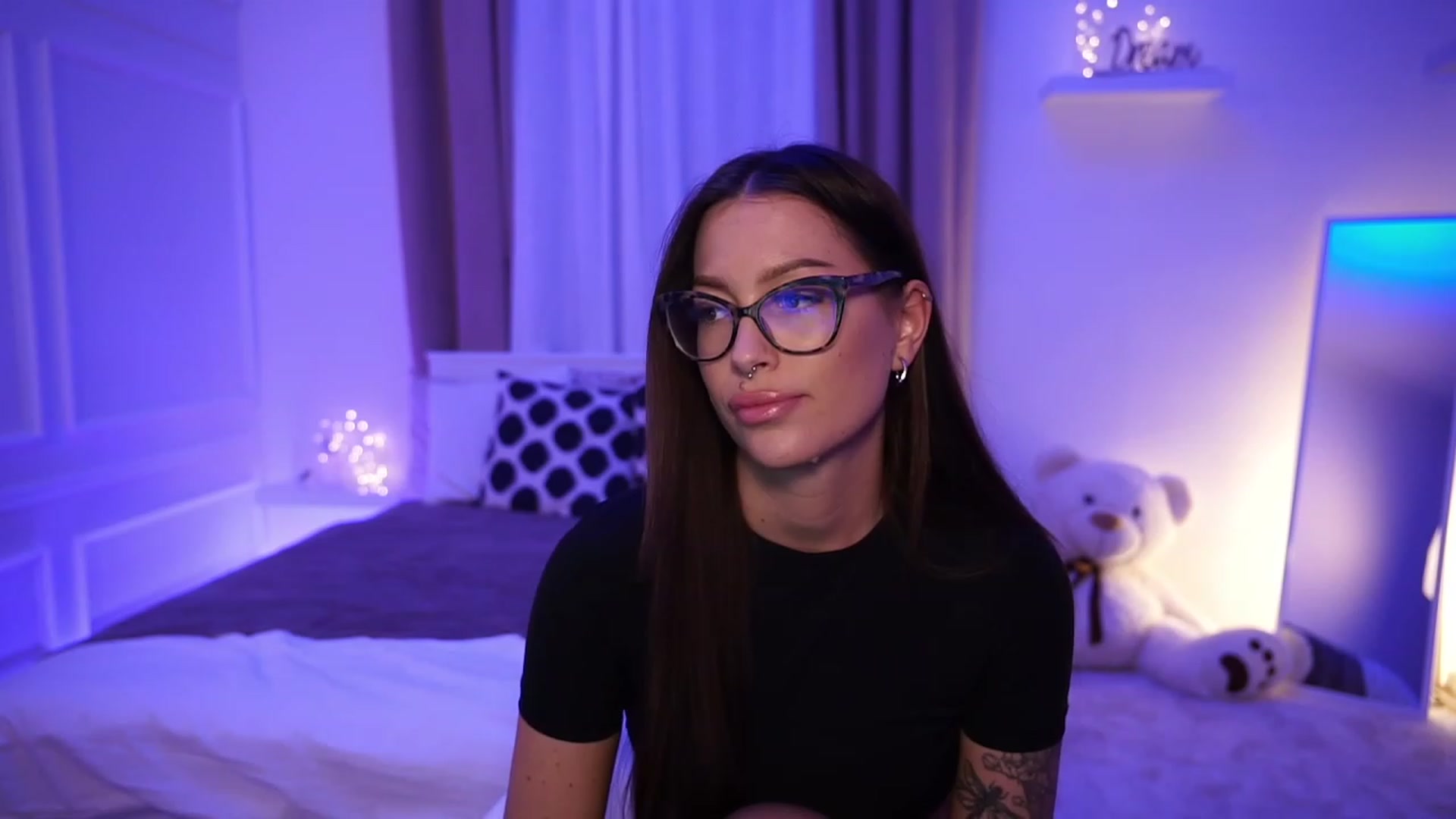 Gallery image thumbnail from blueexstacey's myfreecams stream on, 10/18/2023, 22:01 image 10 of 20