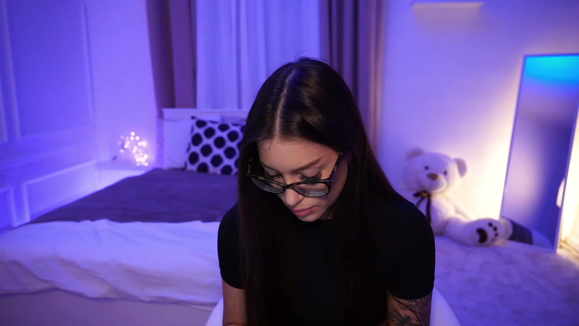 Gallery image thumbnail from blueexstacey's myfreecams stream on, 10/18/2023, 22:01 image 6 of 20