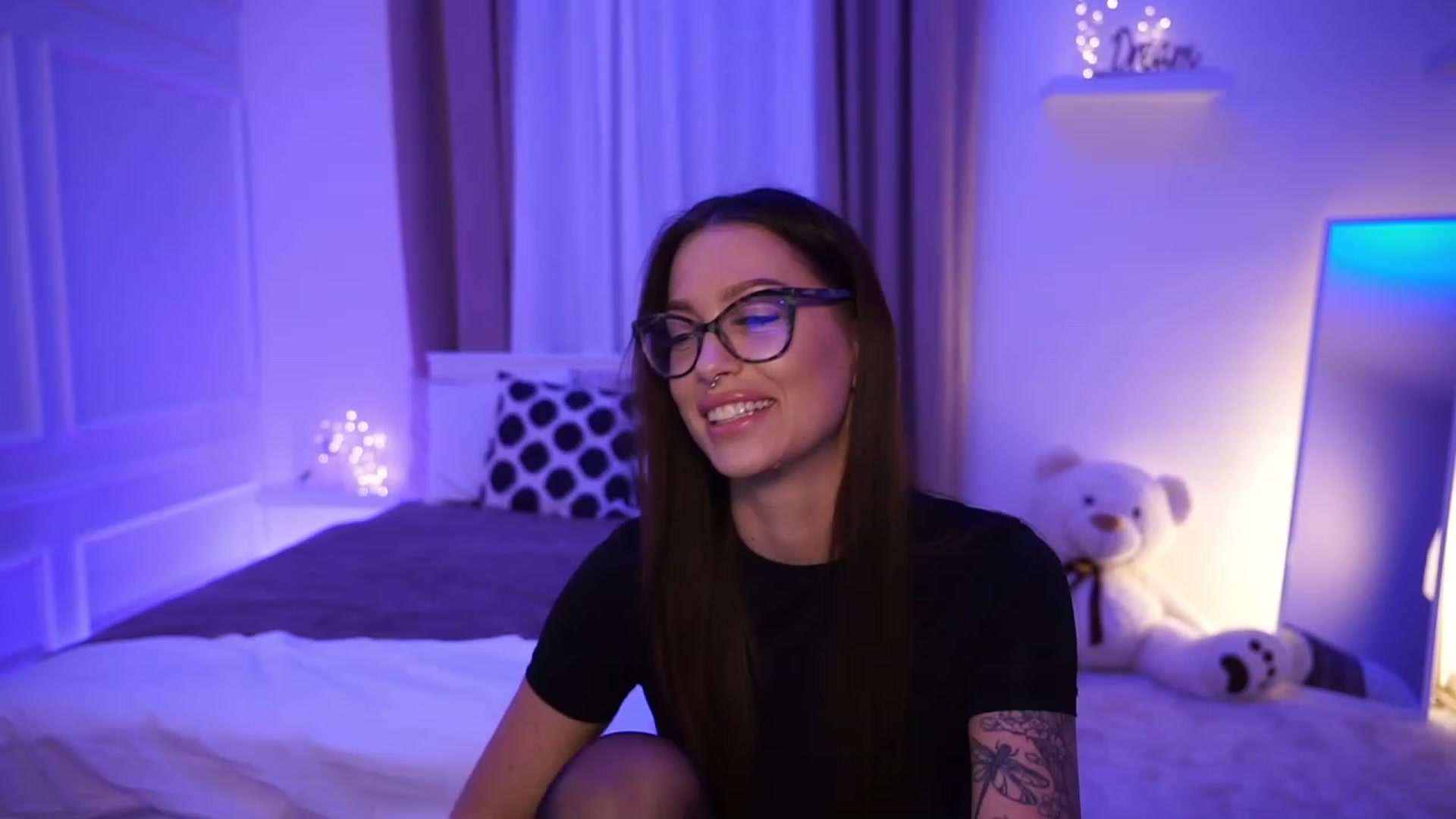 Gallery image thumbnail from blueexstacey's myfreecams stream on, 10/18/2023, 22:01 image 13 of 20