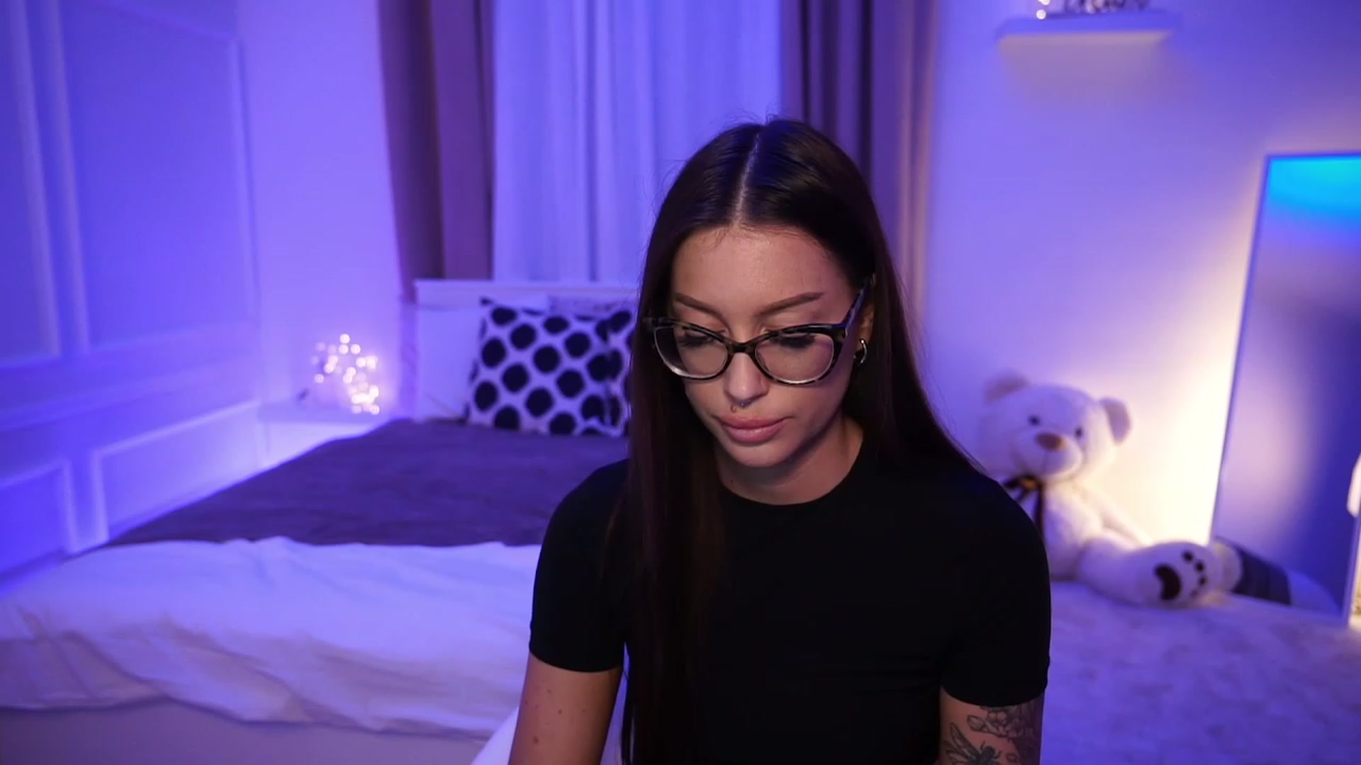 Gallery image thumbnail from blueexstacey's myfreecams stream on, 10/18/2023, 22:01 image 18 of 20