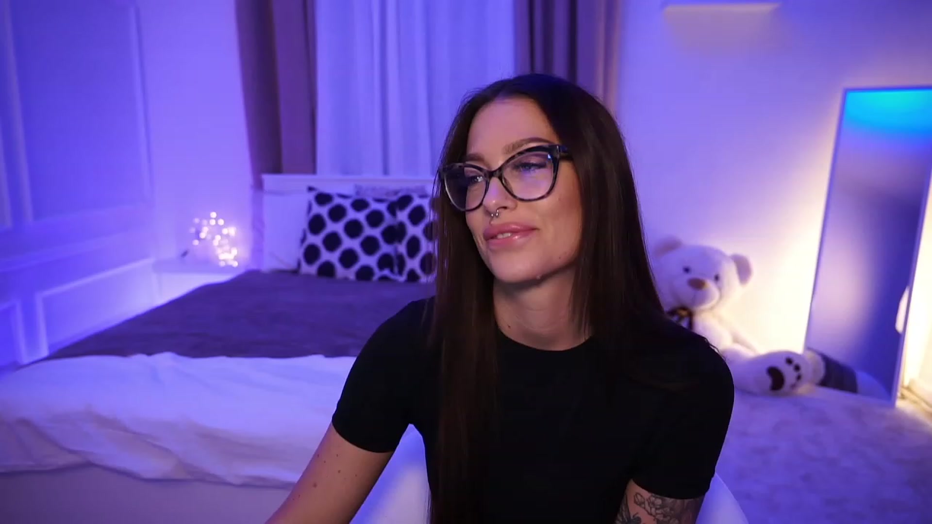 Gallery image thumbnail from blueexstacey's myfreecams stream on, 10/18/2023, 22:01 image 4 of 20