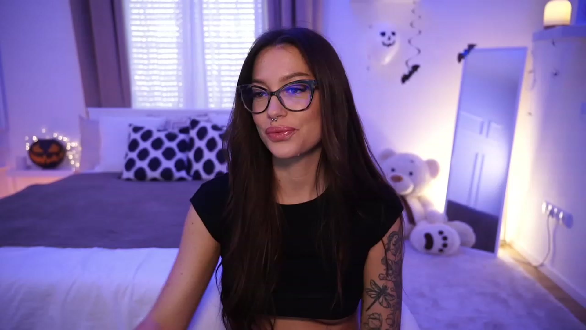 Gallery image thumbnail from blueexstacey's myfreecams stream on, 10/29/2023, 15:11 image 10 of 20