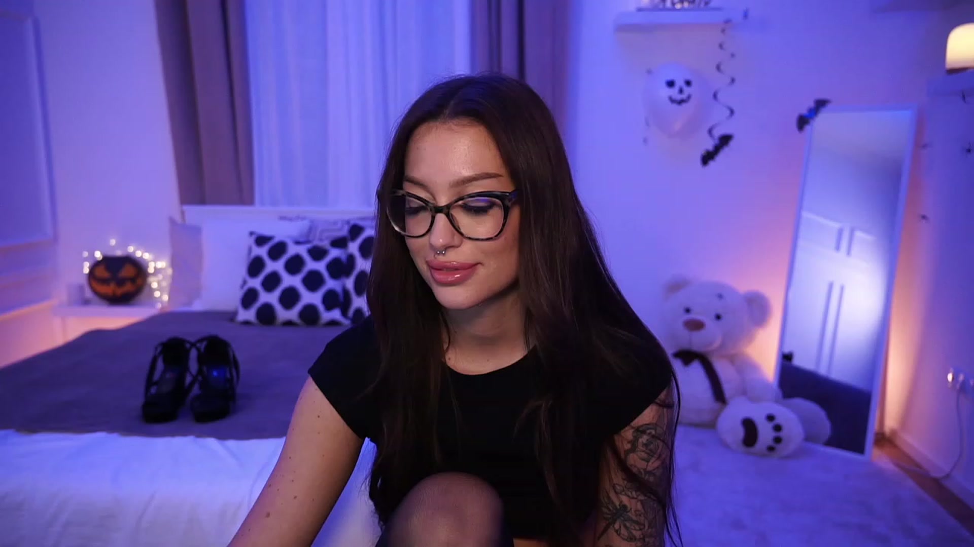 Gallery image thumbnail from blueexstacey's myfreecams stream on, 10/29/2023, 16:34 image 17 of 20