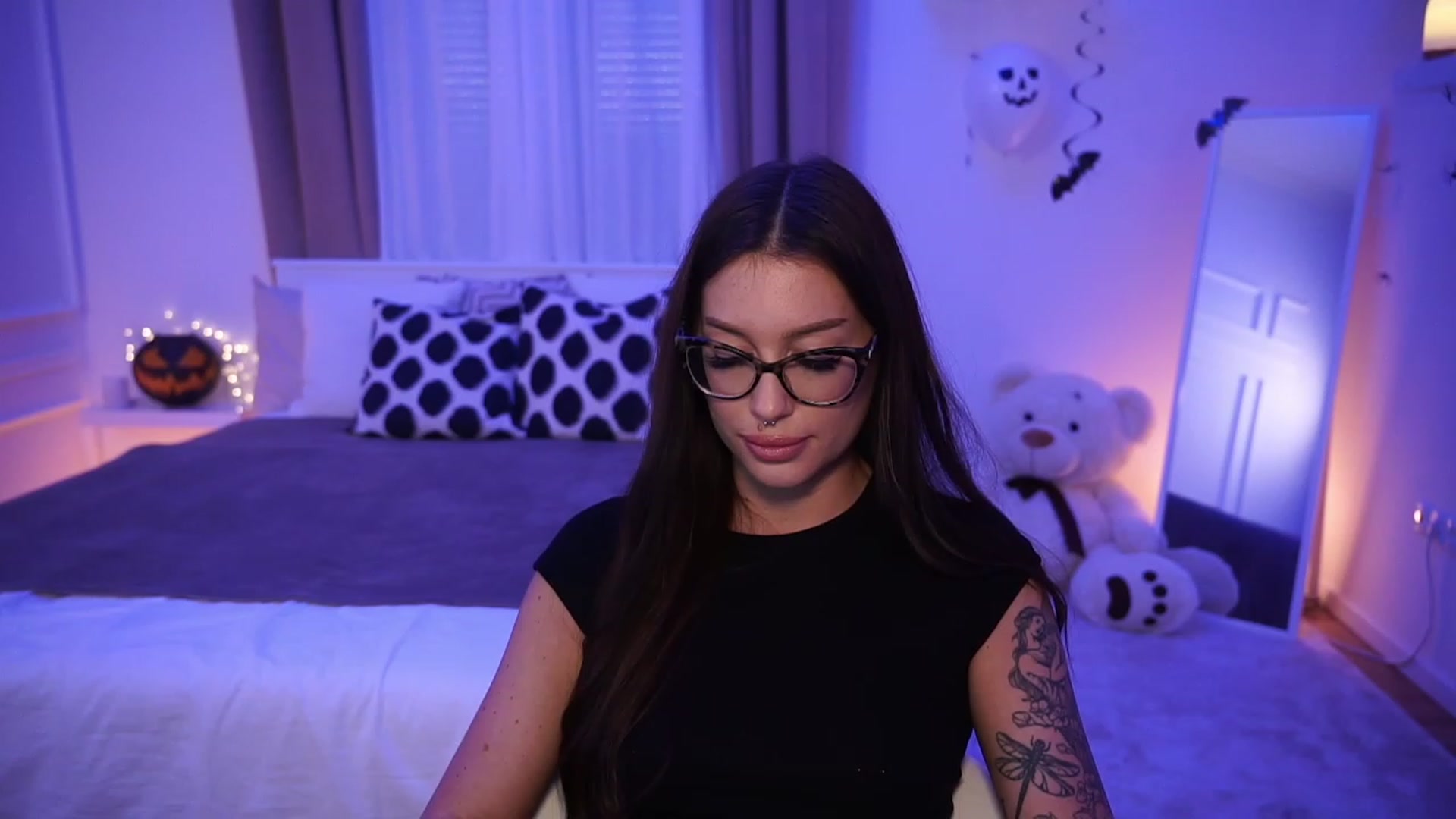 Gallery image thumbnail from blueexstacey's myfreecams stream on, 10/29/2023, 16:34 image 2 of 20