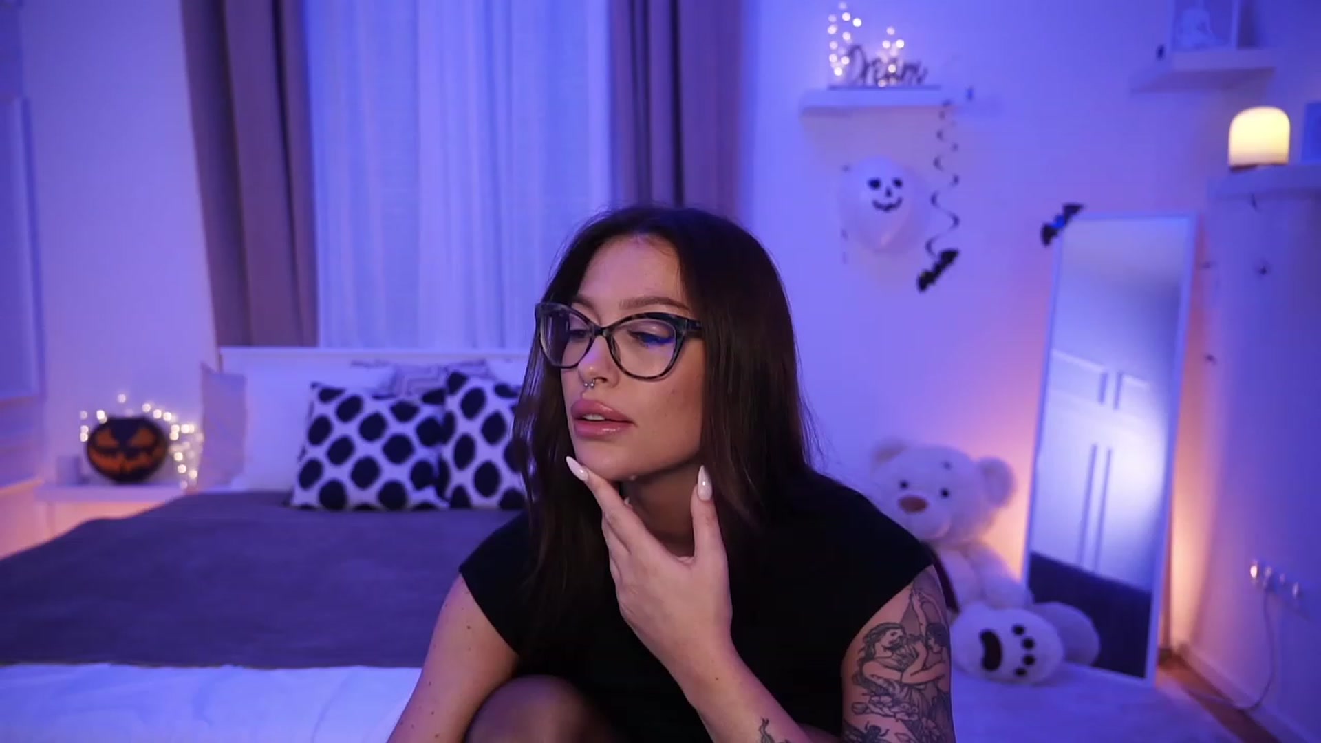 Gallery image thumbnail from blueexstacey's myfreecams stream on, 10/29/2023, 16:34 image 6 of 20