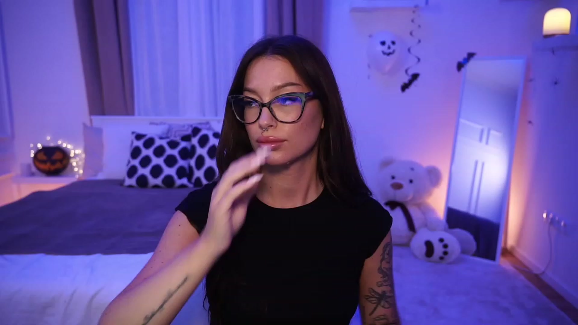 Gallery image thumbnail from blueexstacey's myfreecams stream on, 10/29/2023, 18:31 image 8 of 20