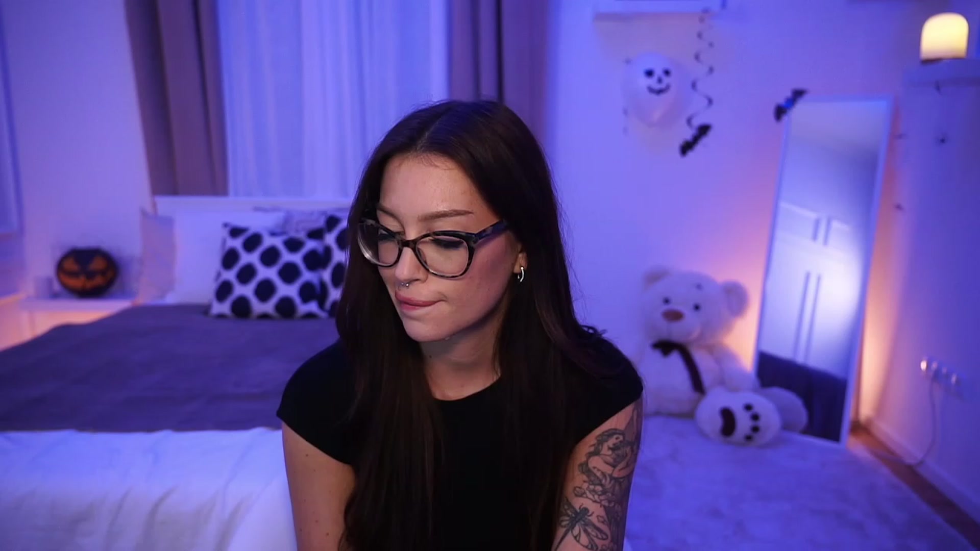 Gallery image thumbnail from blueexstacey's myfreecams stream on, 10/29/2023, 18:31 image 18 of 20