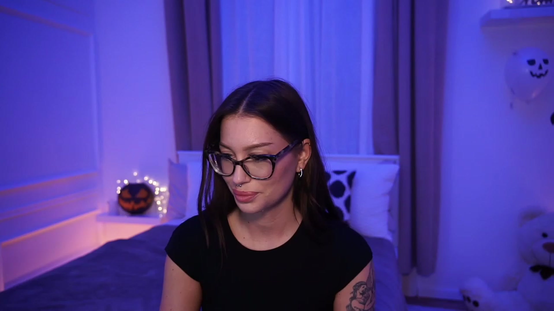 Gallery image thumbnail from blueexstacey's myfreecams stream on, 10/29/2023, 22:24 image 9 of 20