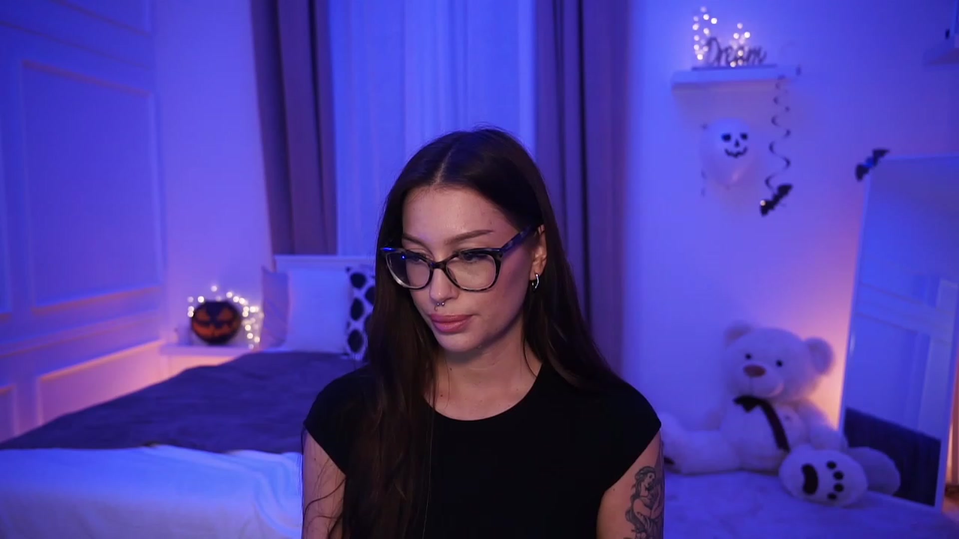 Gallery image thumbnail from blueexstacey's myfreecams stream on, 10/29/2023, 22:24 image 17 of 20