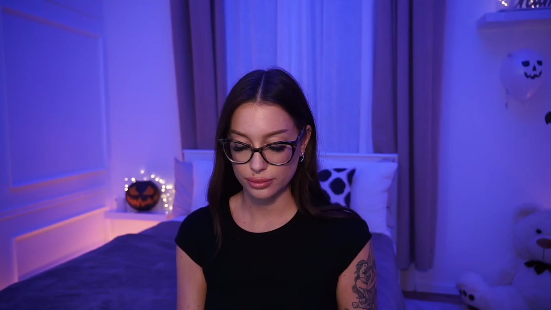 Gallery image thumbnail from blueexstacey's myfreecams stream on, 10/29/2023, 22:24 image 12 of 20