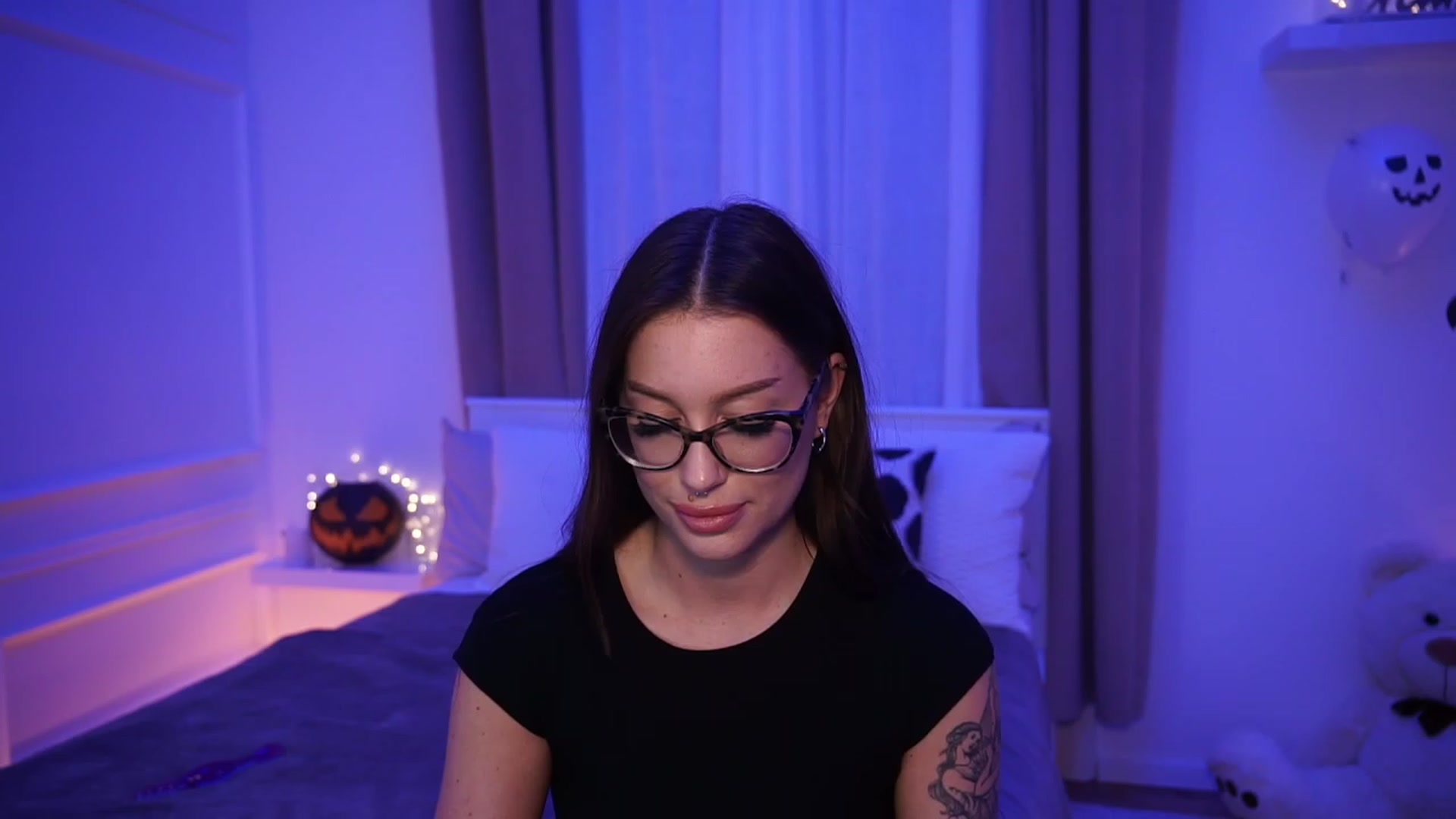 Gallery image thumbnail from blueexstacey's myfreecams stream on, 10/29/2023, 22:24 image 7 of 20