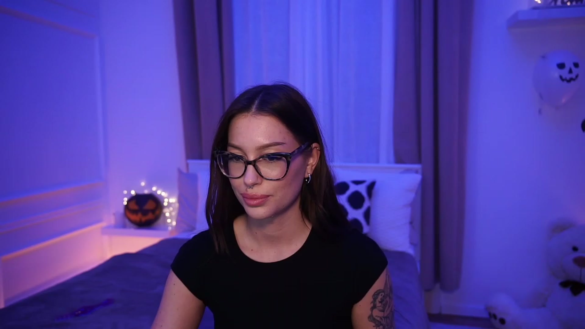 Gallery image thumbnail from blueexstacey's myfreecams stream on, 10/29/2023, 22:24 image 8 of 20
