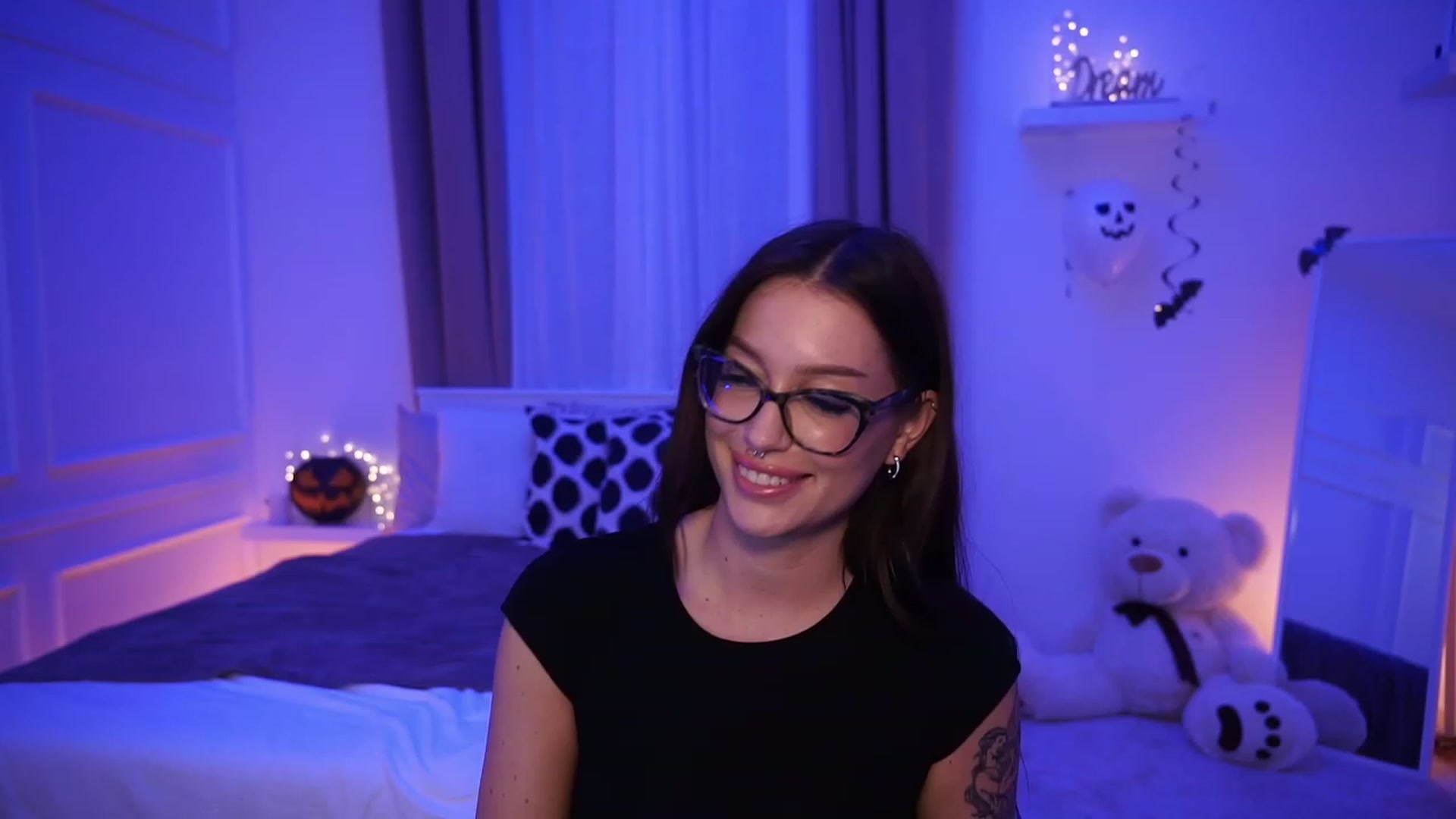 Gallery image thumbnail from blueexstacey's myfreecams stream on, 10/29/2023, 22:24 image 18 of 20