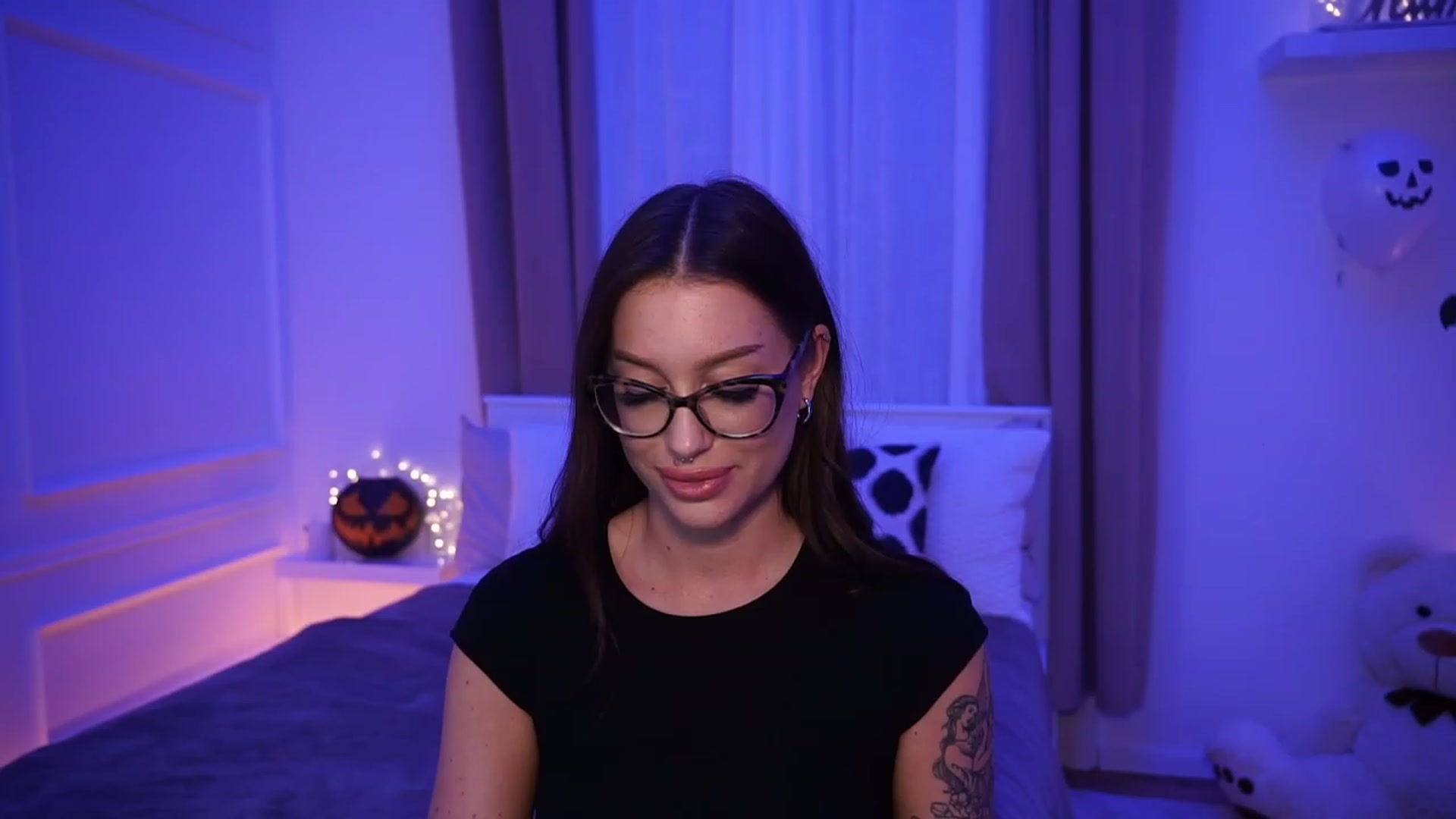 Gallery image thumbnail from blueexstacey's myfreecams stream on, 10/29/2023, 22:24 image 10 of 20