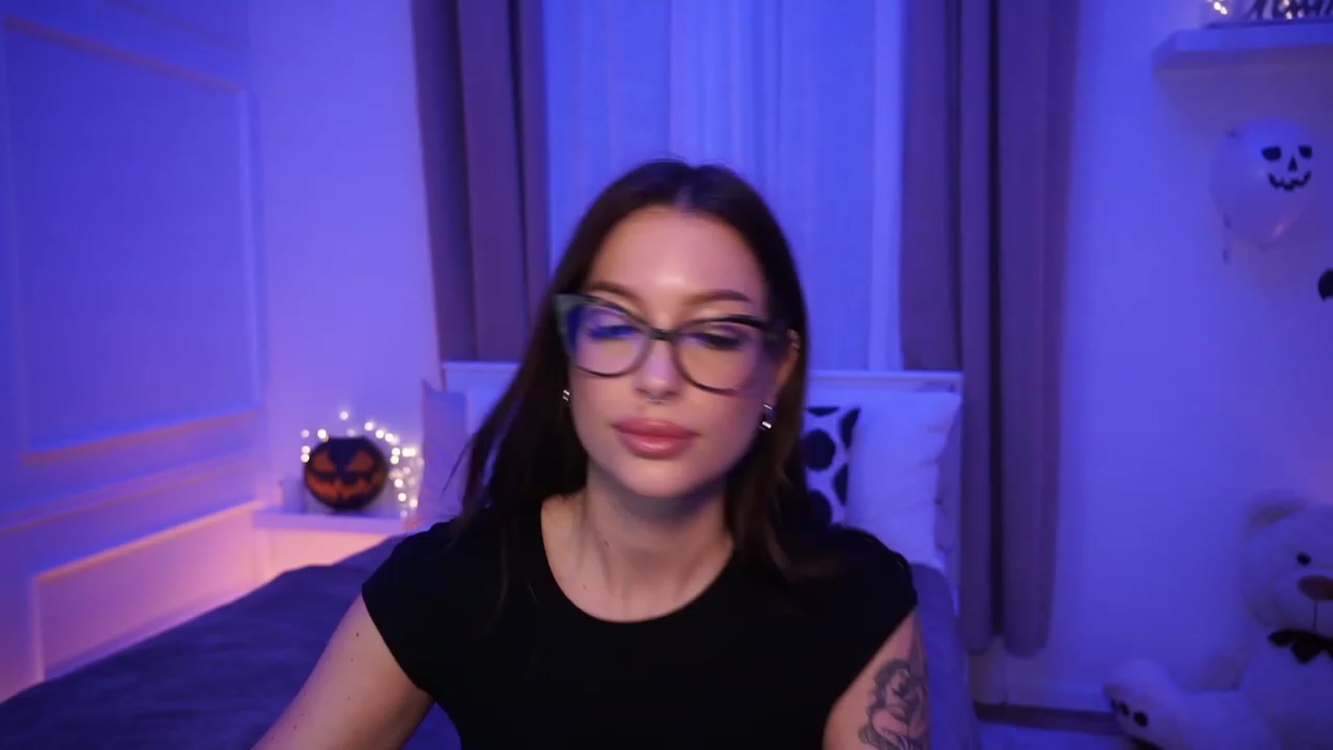 Gallery image thumbnail from blueexstacey's myfreecams stream on, 10/29/2023, 22:24 image 13 of 20