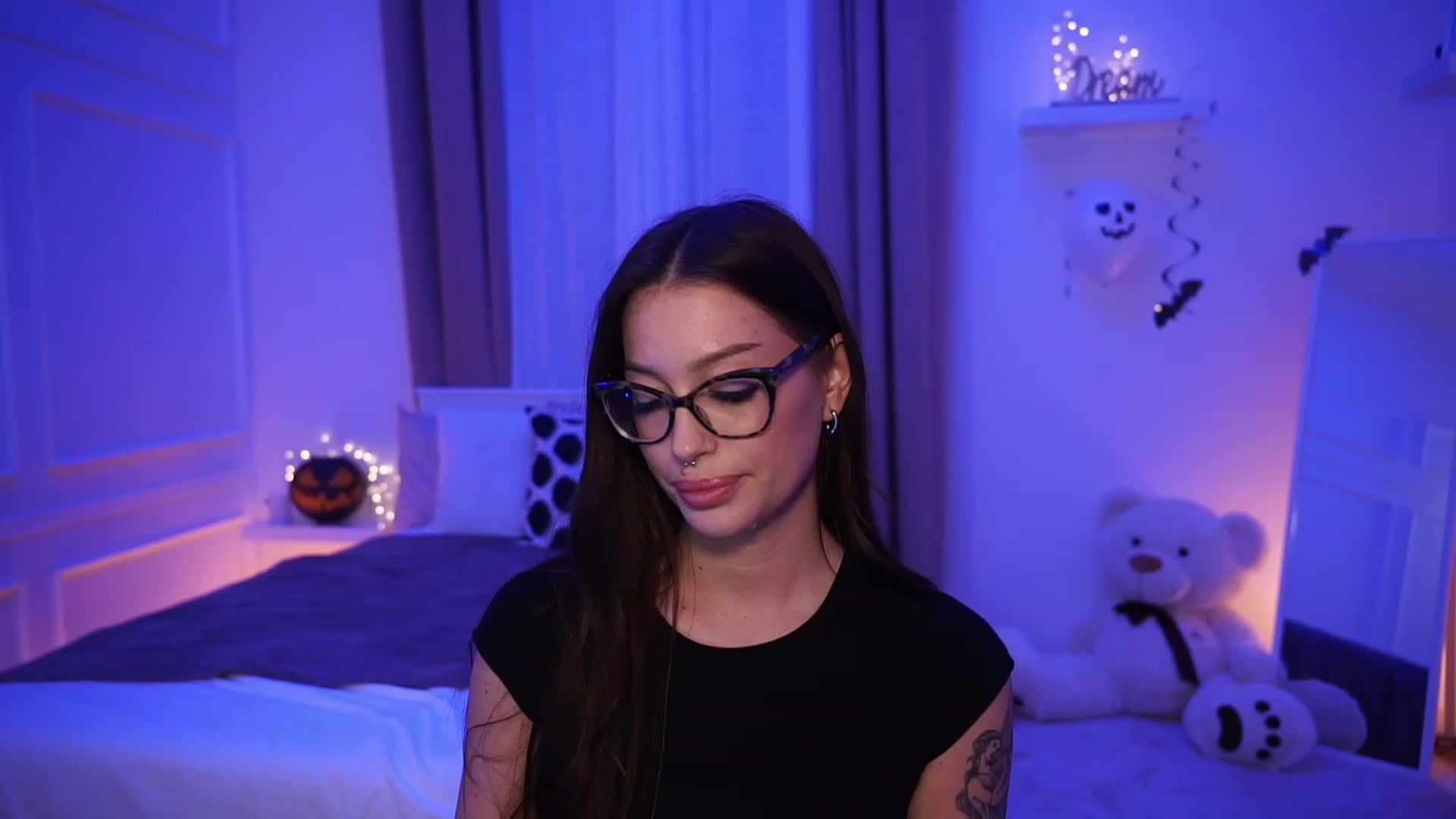 Gallery image thumbnail from blueexstacey's myfreecams stream on, 10/29/2023, 22:24 image 16 of 20