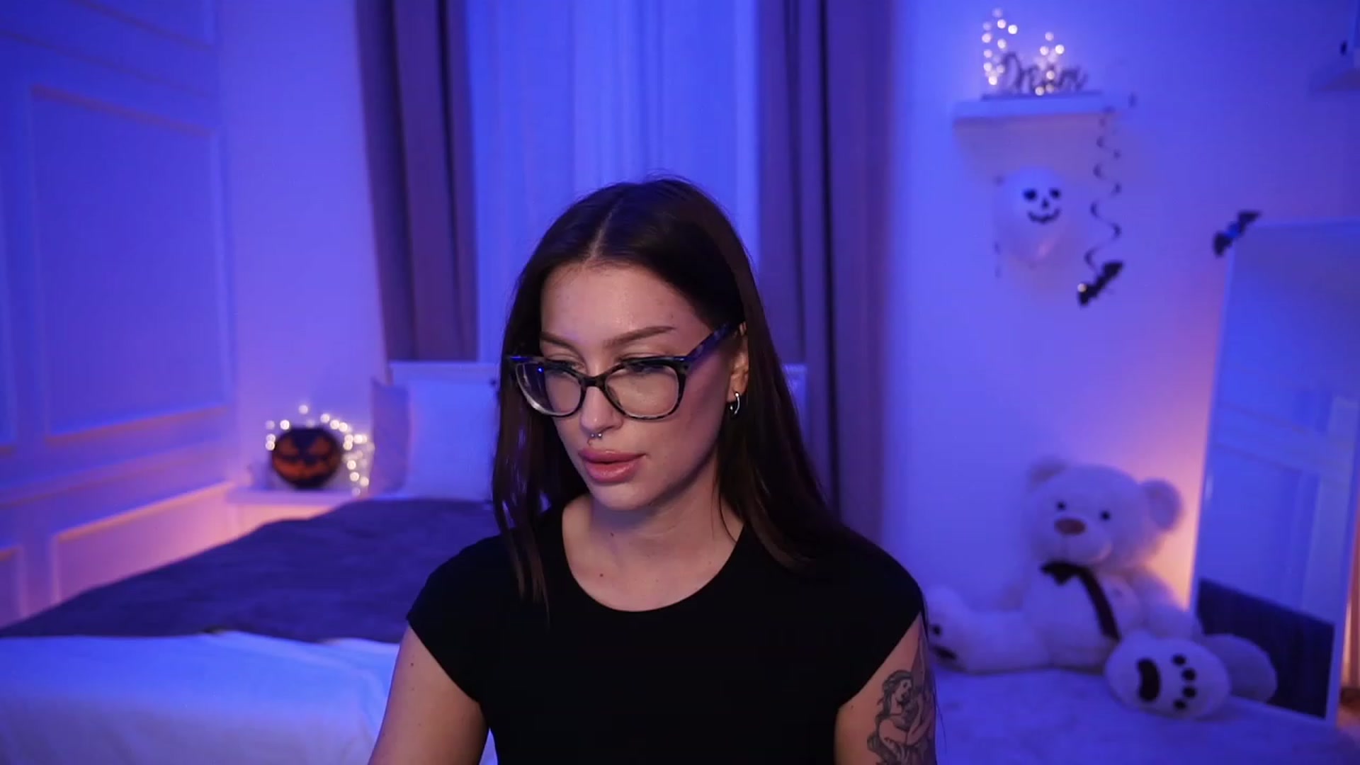 Gallery image thumbnail from blueexstacey's myfreecams stream on, 10/29/2023, 22:24 image 19 of 20