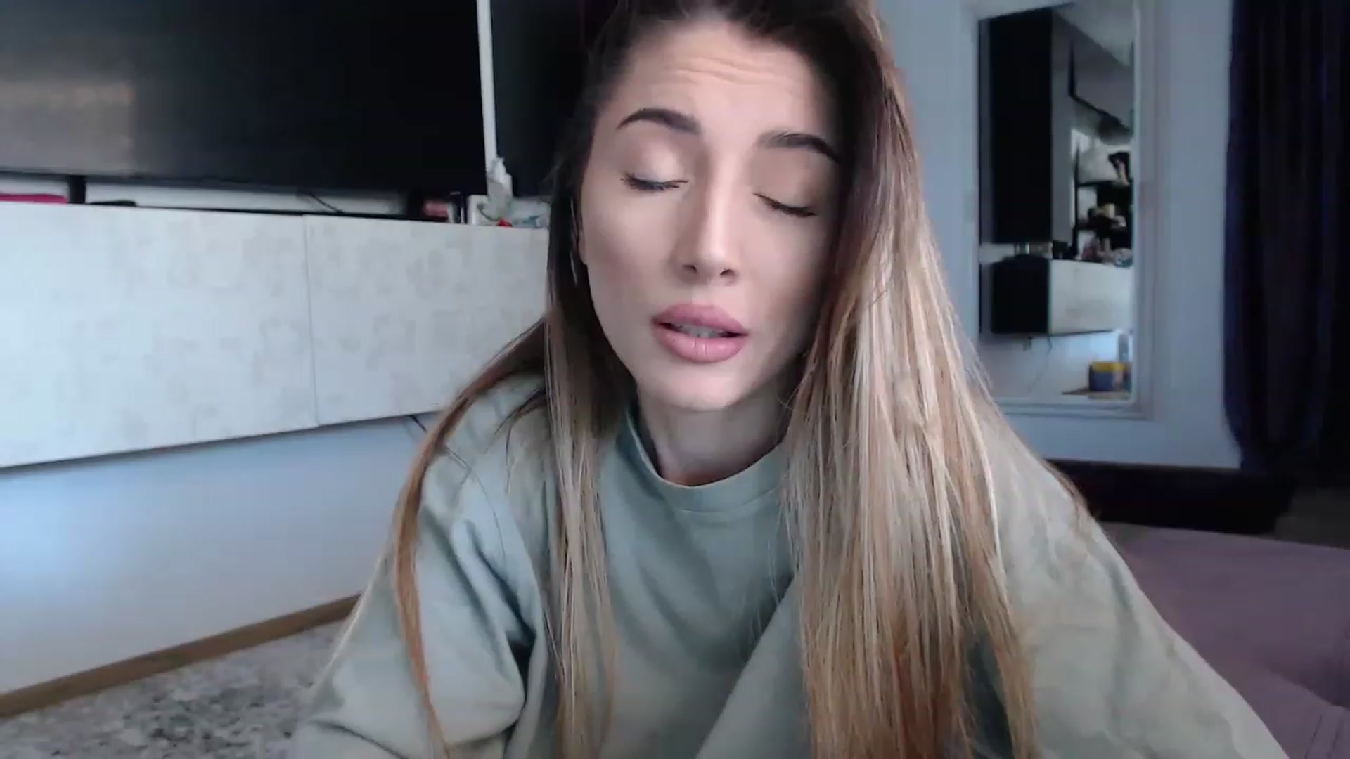 Gallery image thumbnail from bonnbon_'s myfreecams stream on, 03/14/2023, 11:50 image 10 of 20