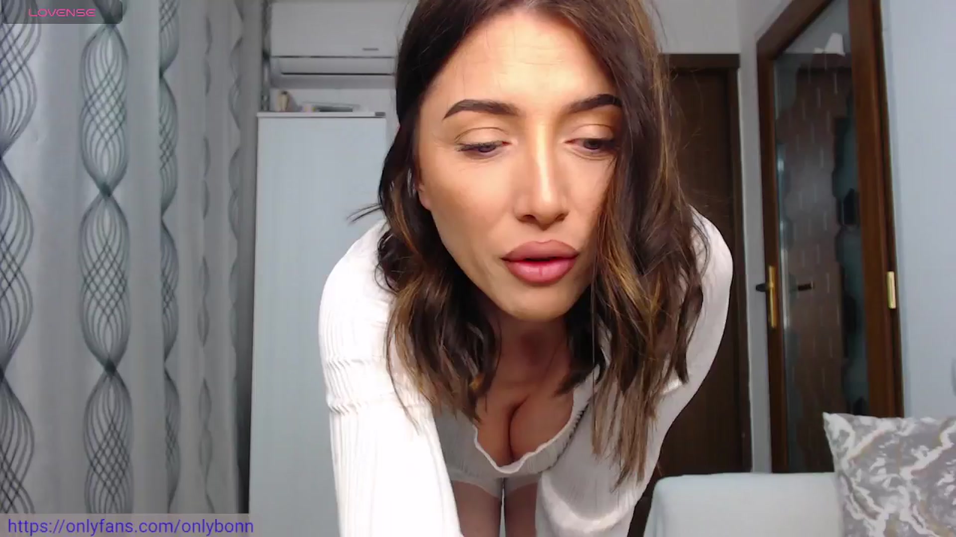 Gallery image thumbnail from bonnbon_'s myfreecams stream on, 05/19/2024, 19:54 image 3 of 20