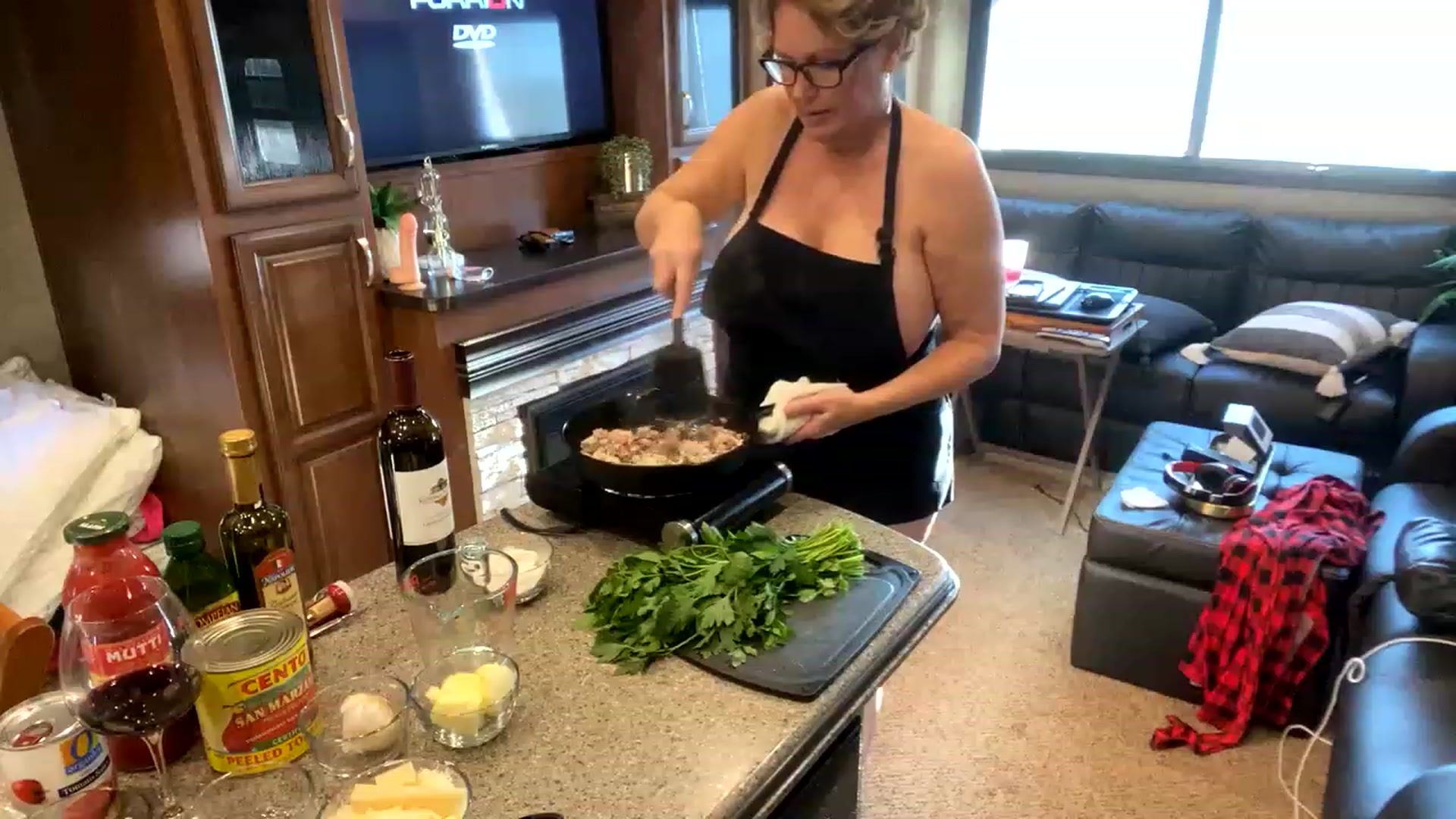 Gallery image thumbnail from boringmom's myfreecams stream on, 11/15/2022, 24:58 image 3 of 20