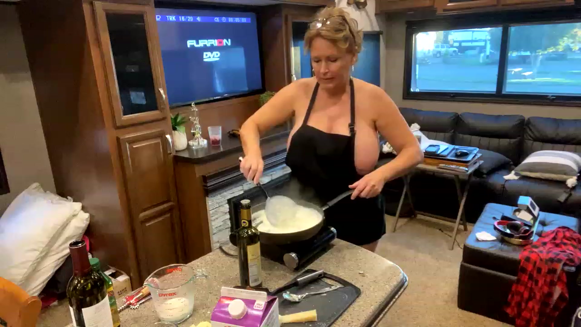 Gallery image thumbnail from boringmom's myfreecams stream on, 11/15/2022, 24:58 image 15 of 20