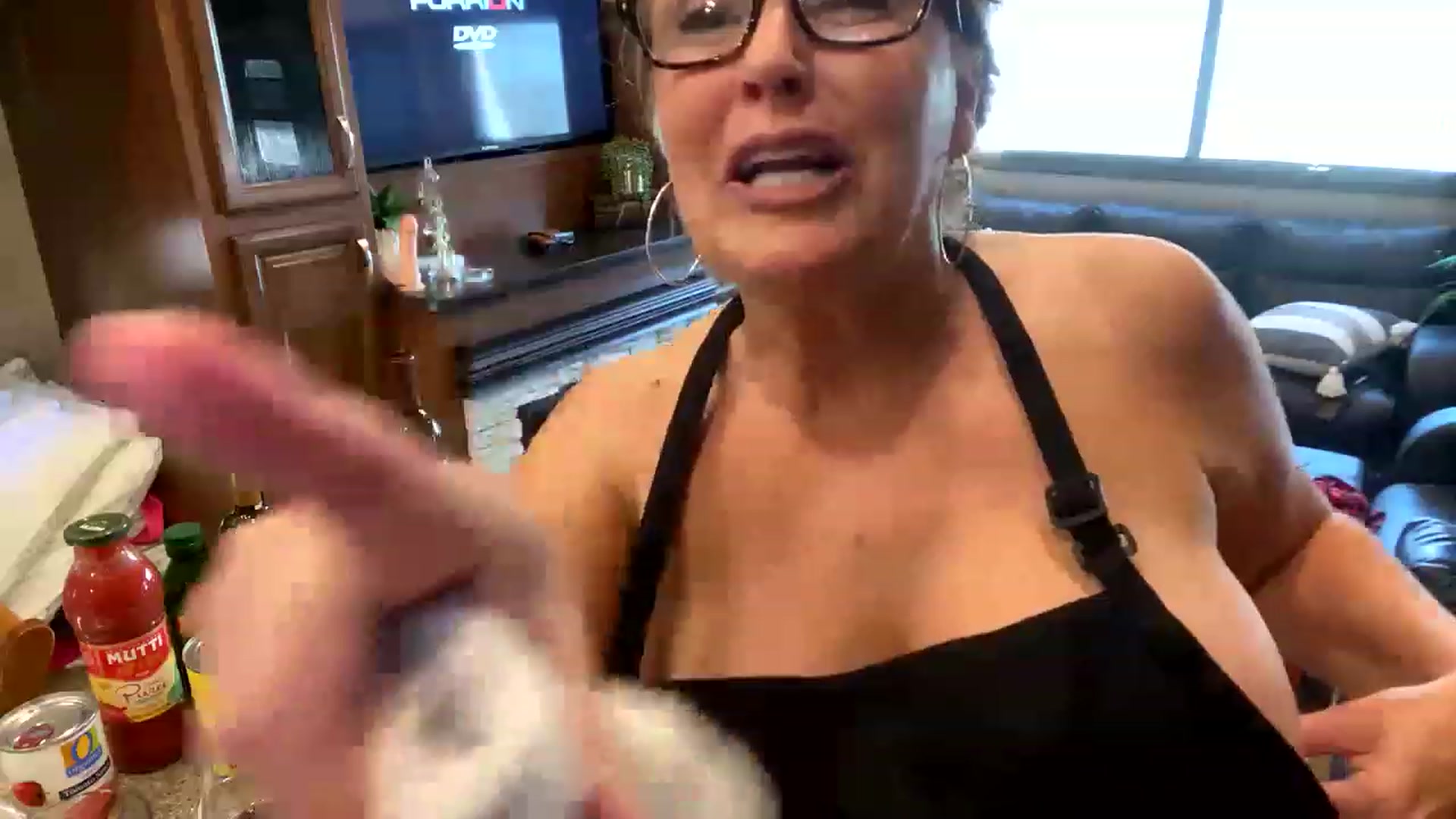 Gallery image thumbnail from boringmom's myfreecams stream on, 11/15/2022, 24:58 image 2 of 20