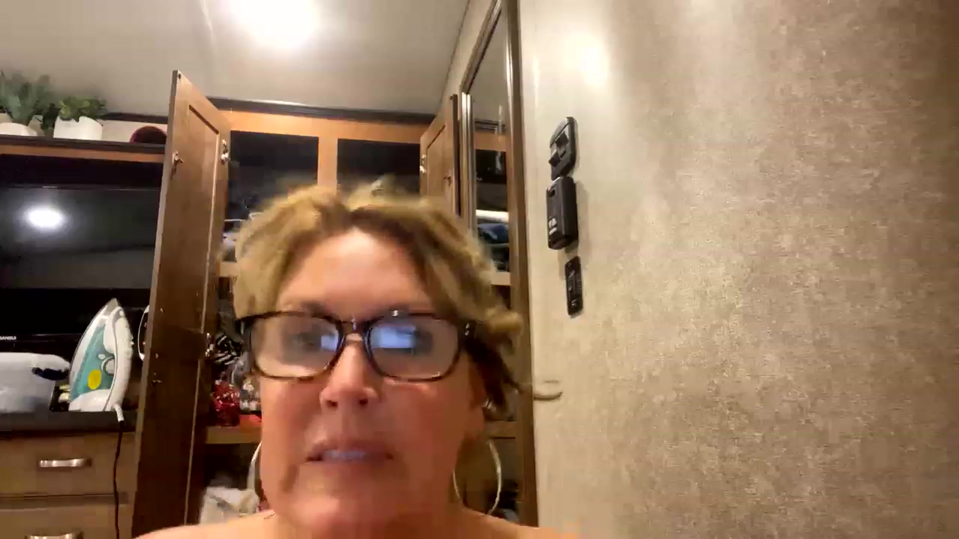 Gallery image thumbnail from boringmom's myfreecams stream on, 11/15/2022, 24:58 image 20 of 20