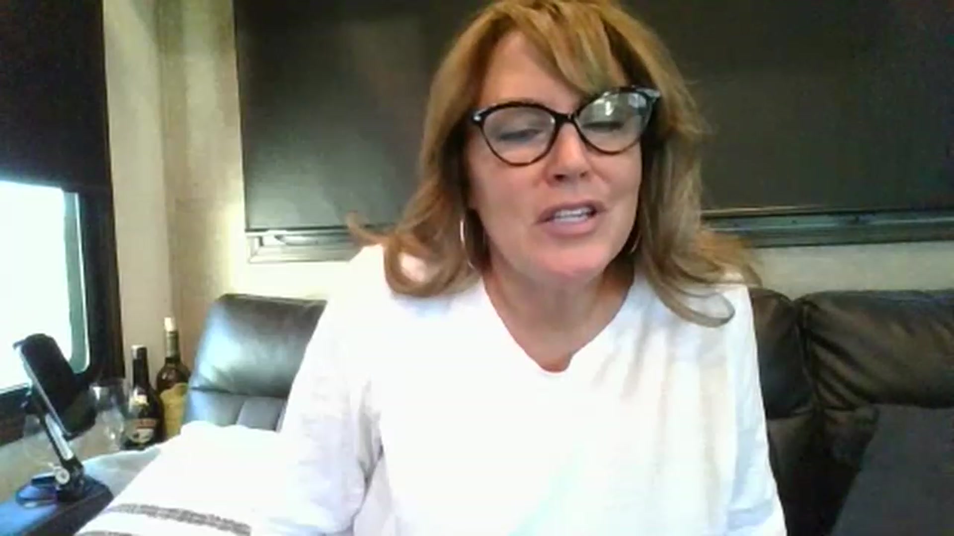 Gallery image thumbnail from boringmom's myfreecams stream on, 11/15/2022, 23:49 image 6 of 20