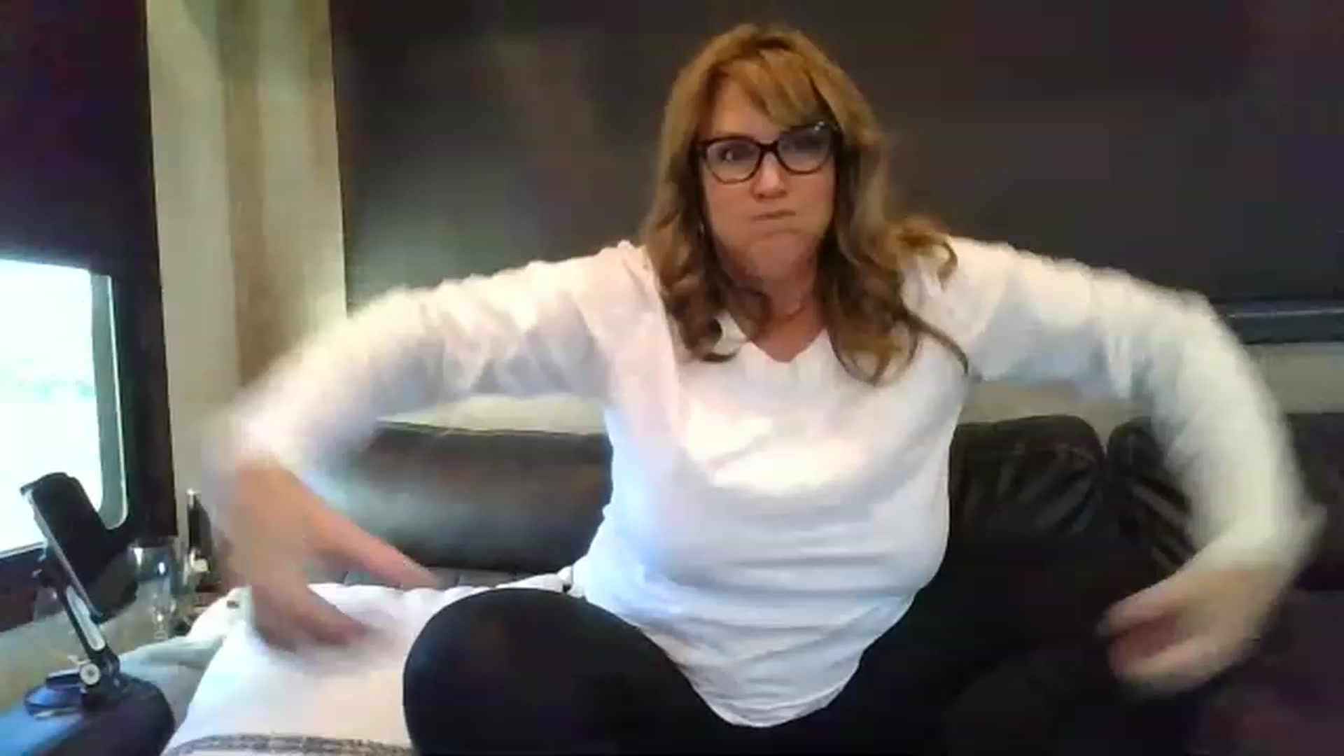 Gallery image thumbnail from boringmom's myfreecams stream on, 11/15/2022, 23:49 image 1 of 20