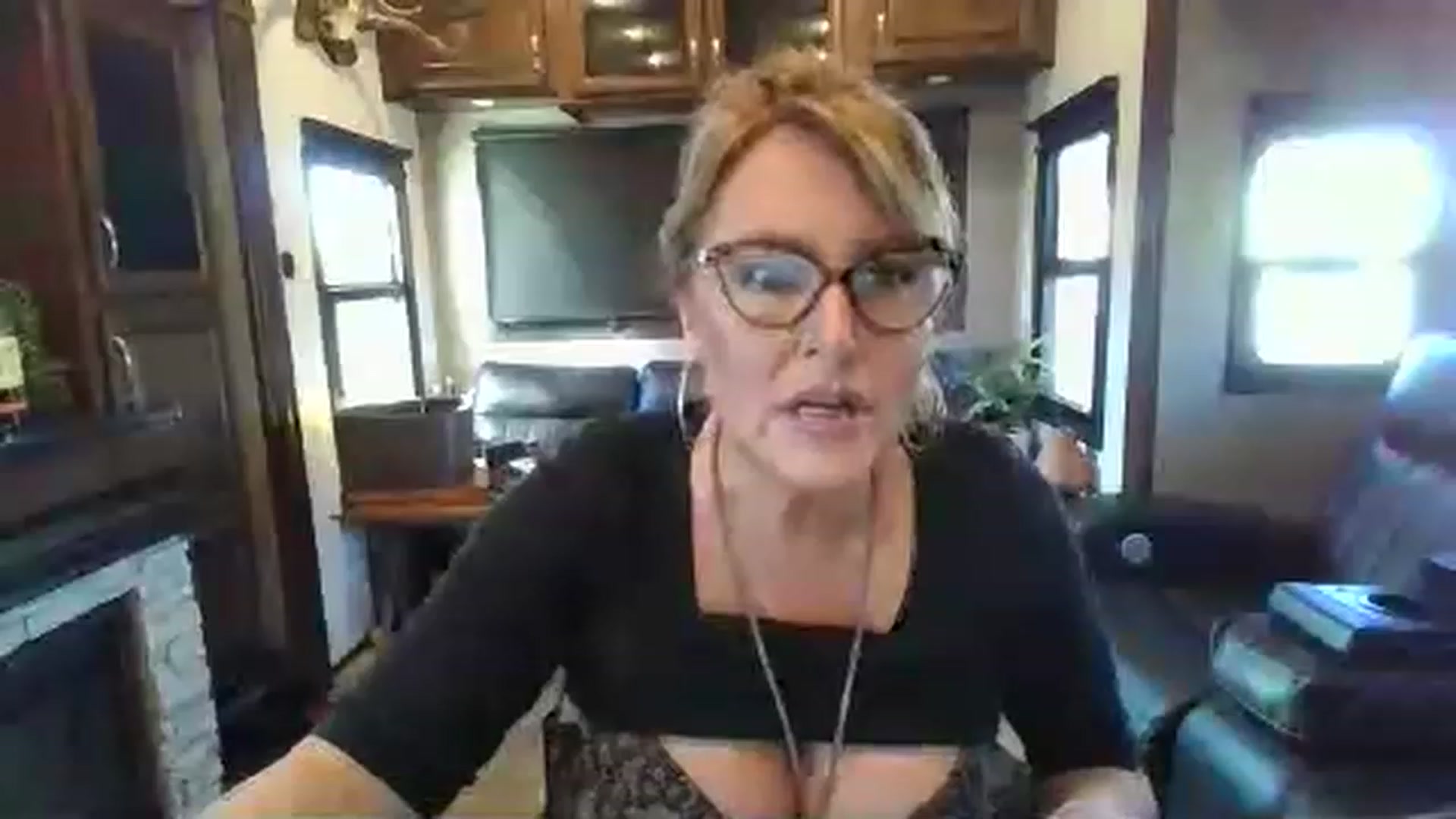 Gallery image thumbnail from boringmom's myfreecams stream on, 11/16/2022, 19:36 image 7 of 20