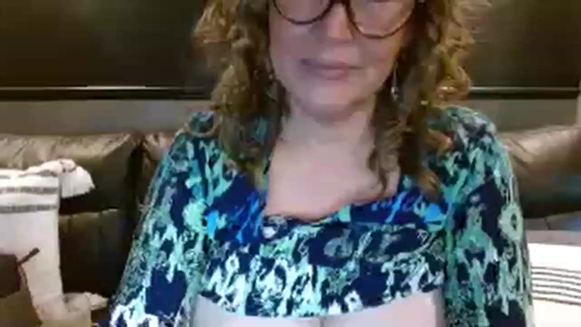 Gallery image thumbnail from boringmom's myfreecams stream on, 12/07/2022, 19:16 image 3 of 20