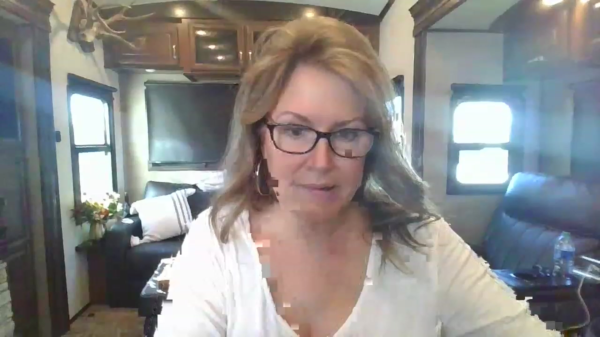 Gallery image thumbnail from boringmom's myfreecams stream on, 12/16/2022, 20:11 image 14 of 20