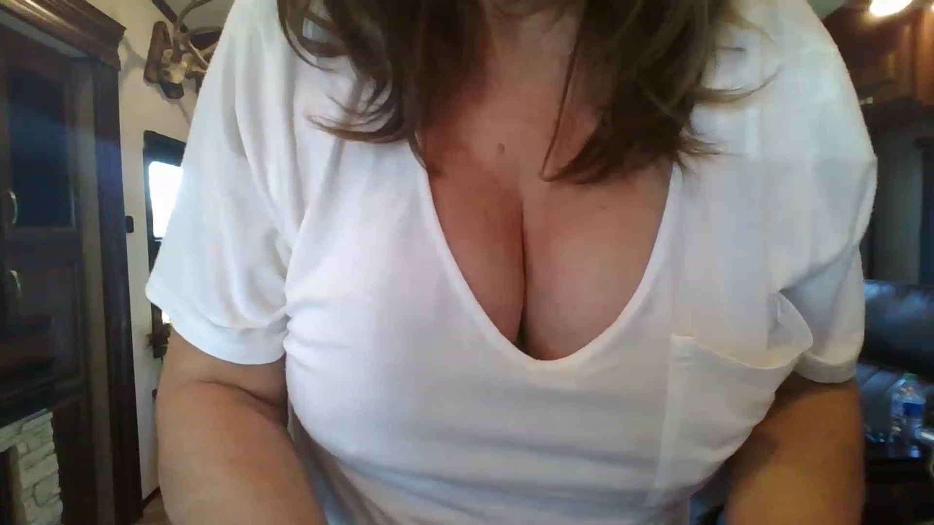 Gallery image thumbnail from boringmom's myfreecams stream on, 12/16/2022, 20:33 image 18 of 20