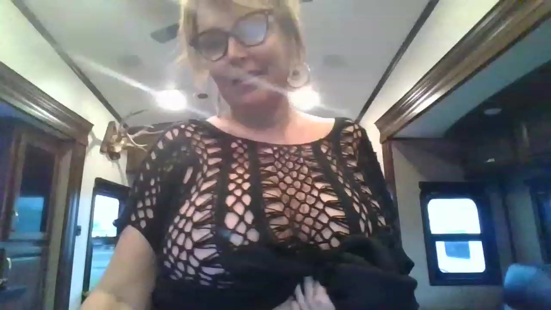 Gallery image thumbnail from boringmom's myfreecams stream on, 01/10/2023, 20:10 image 17 of 20