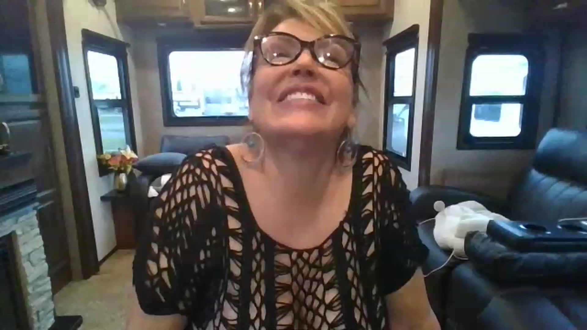 Gallery image thumbnail from boringmom's myfreecams stream on, 01/10/2023, 20:10 image 14 of 20