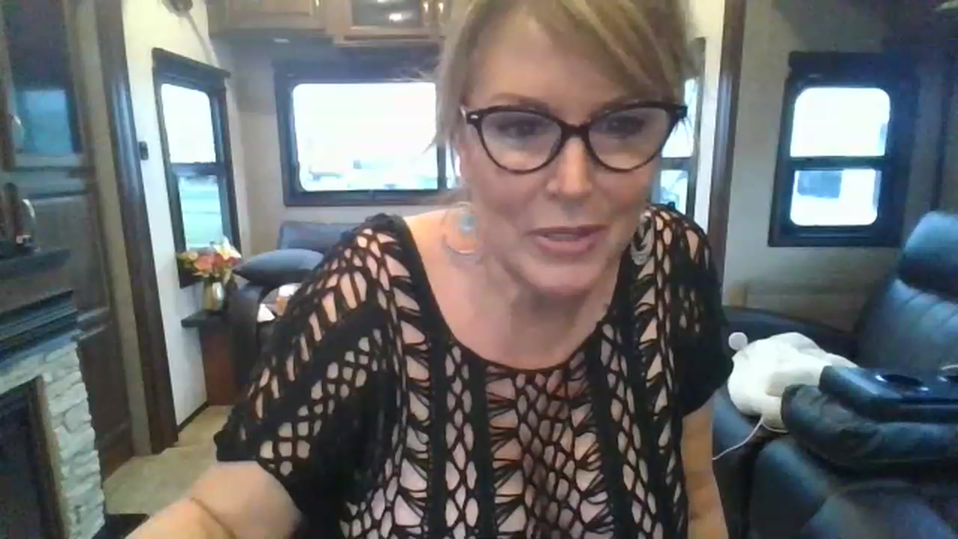 Gallery image thumbnail from boringmom's myfreecams stream on, 01/10/2023, 20:10 image 12 of 20